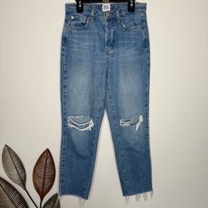 A26 Urban Outfitters BDG Slim Straight High Rise Jeans in Light‎ Wash